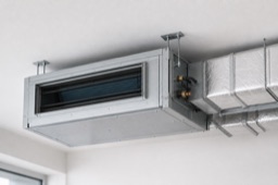 Kanalna jedinica klima uređaja povezana sa ventilacijom