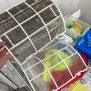 Prljavi filteri izvađeni iz unutrašnje jedinice